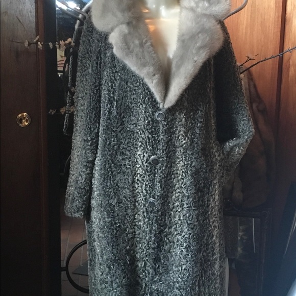 Vintage Woman’s Fur Coat - Woodward’s - Picture 7 of 8